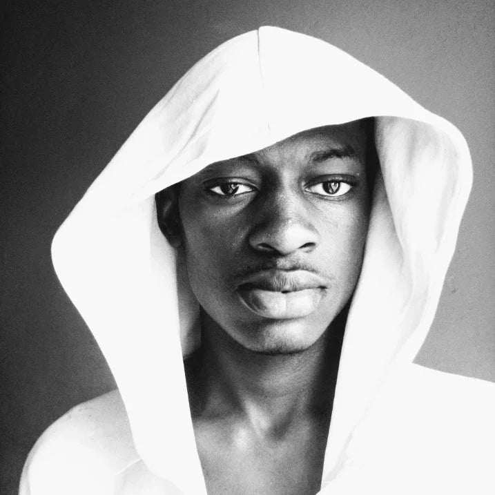 Hombre con sudadera blanca con capucha