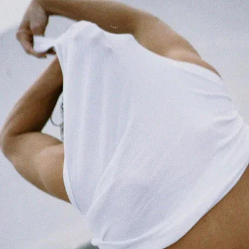 Hombre quitandose una Camiseta Blanca de Algodón Orgánico