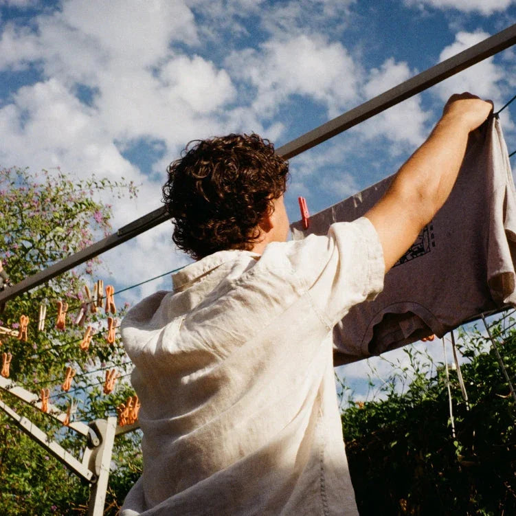 Hombre tendiendo una camiseta