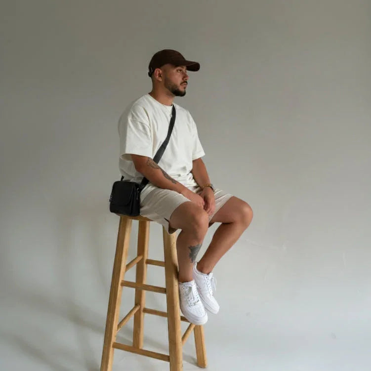 Modelo sentado en estudio con una camiseta de algodon organico