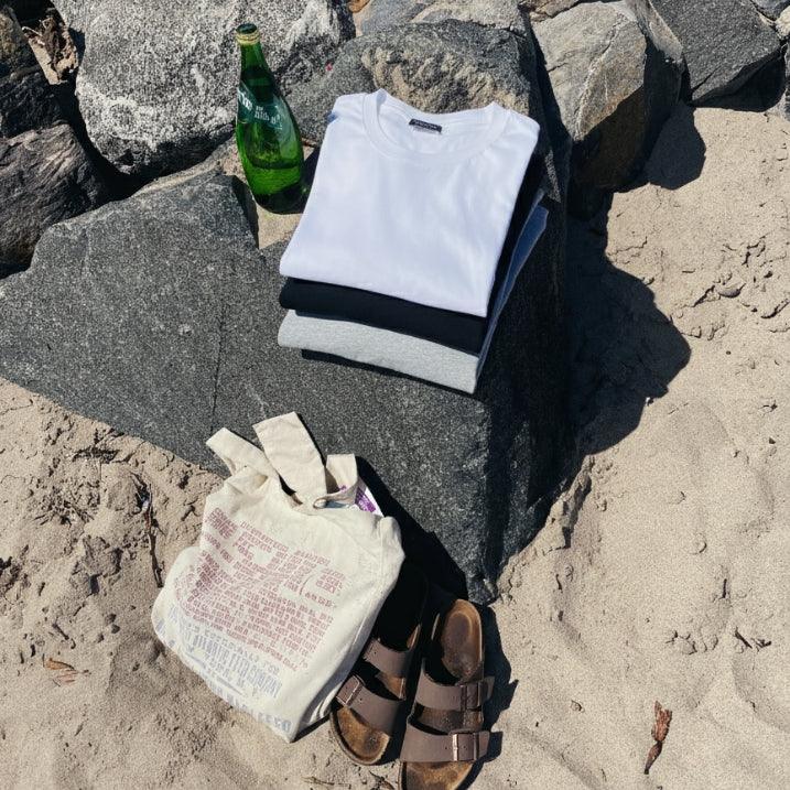 Camisetas sostenibles en la playa