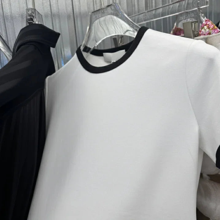 Camiseta blanca colgada en una percha