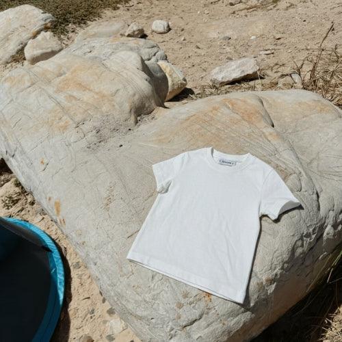 Camiseta Blanca de Algodón Orgánico en roca