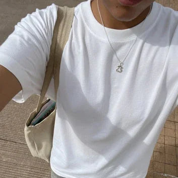 Selfie de un hombre con una camiseta blanca basica